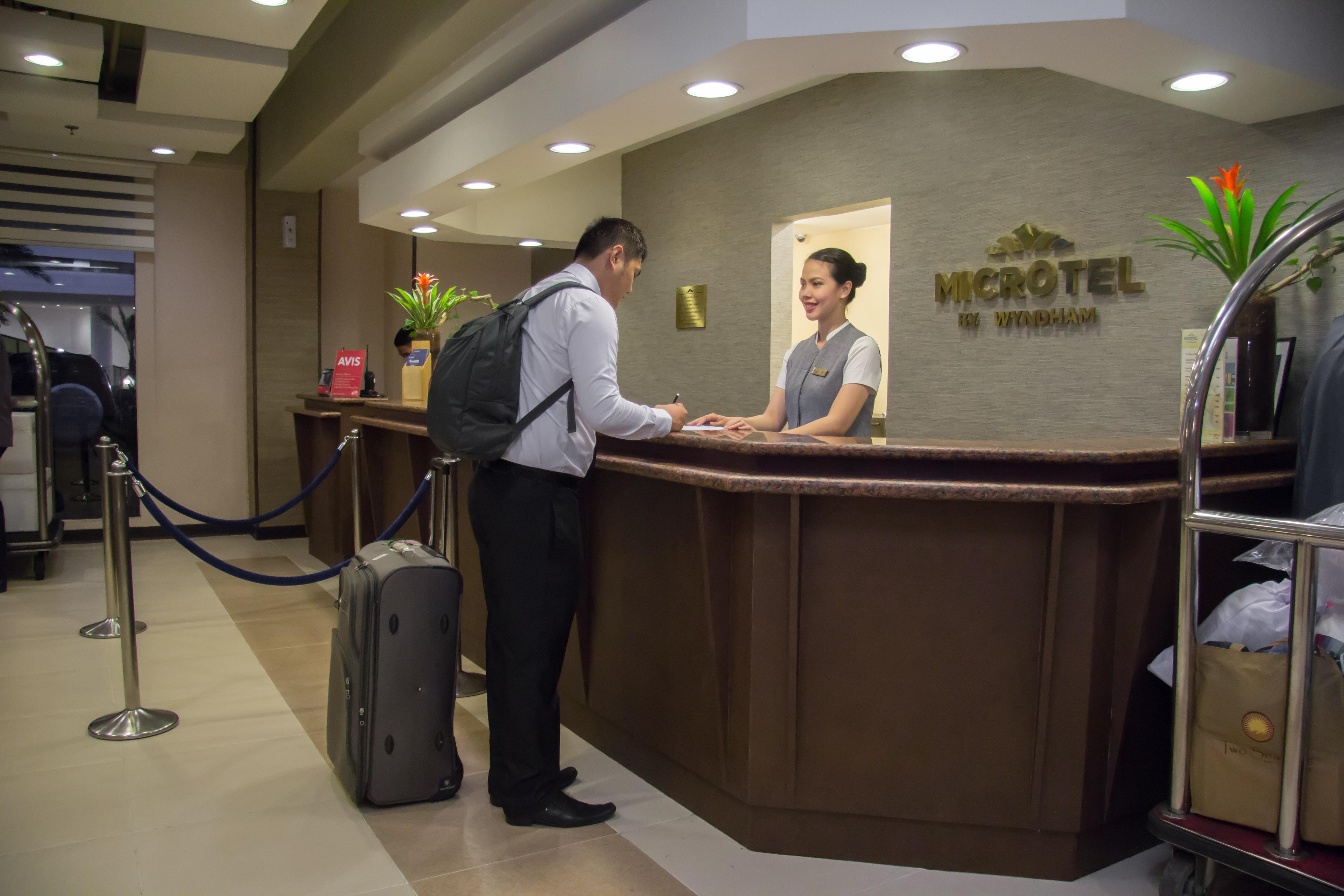 Microtel By Wyndham Mall Of Asia Pasay Exterior foto