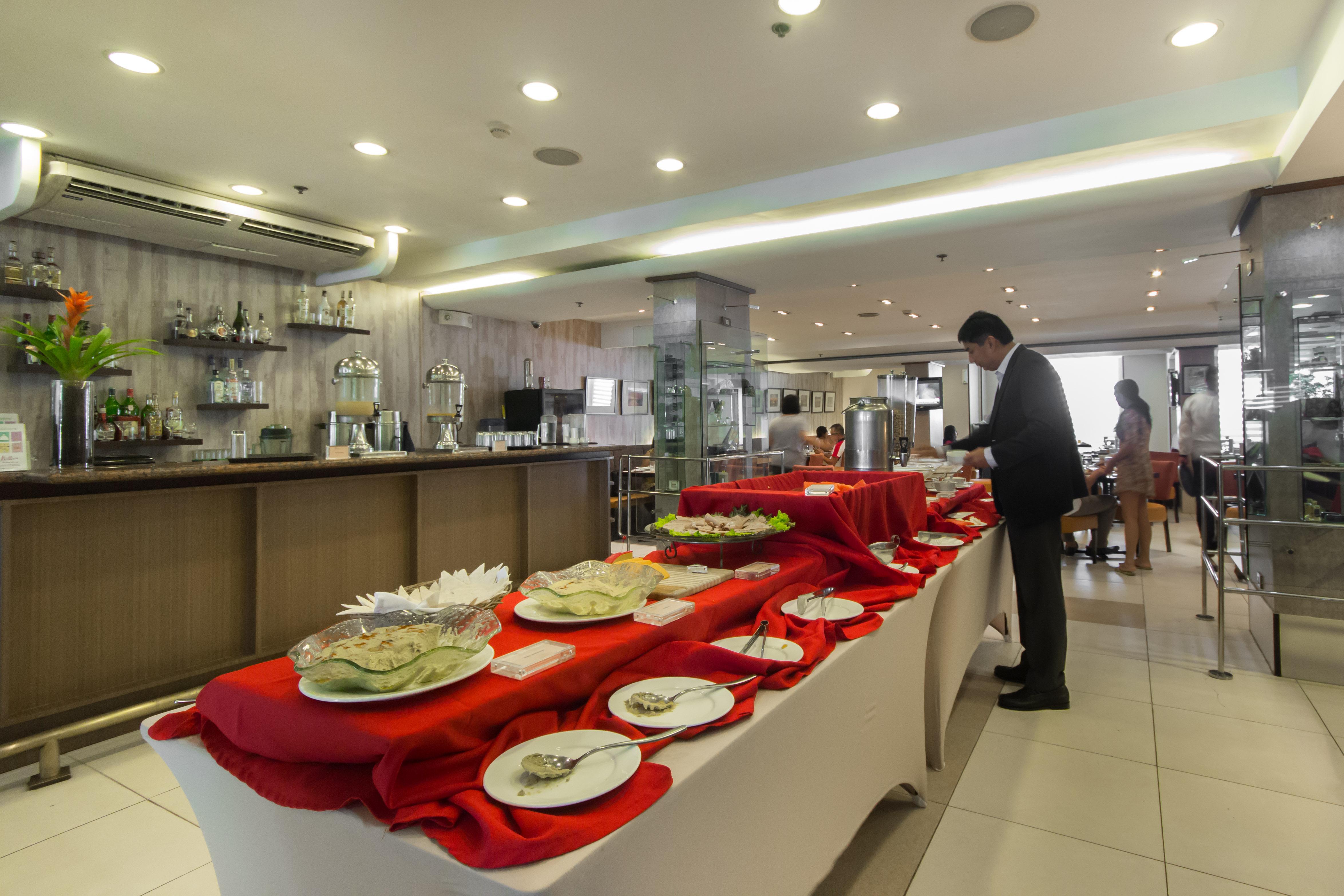 Microtel By Wyndham Mall Of Asia Pasay Exterior foto